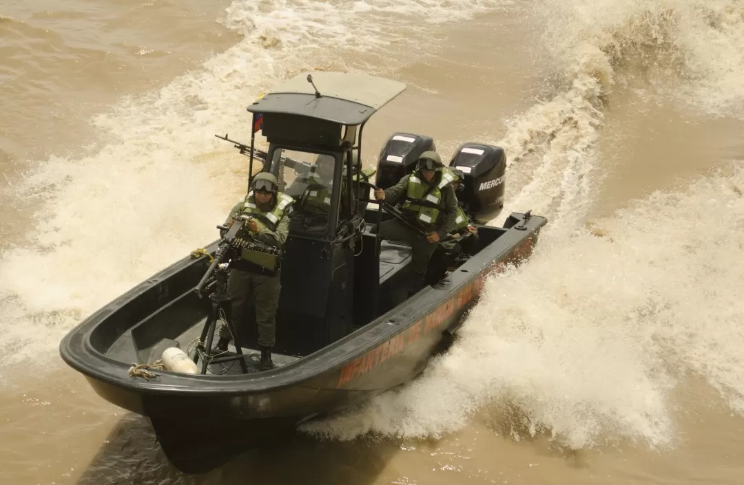 Armada venezolana patrulla río Arauca, en frontera con Venezuela.  